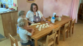 thumbnail of medium Brötchen backen im Waldorfkindergarten